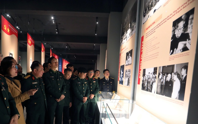 Khách tham quan Trưng bày “Đảng Cộng sản Việt Nam - Từ Đại hội đến Đại hội”. 11_1-1611214259545.jpg