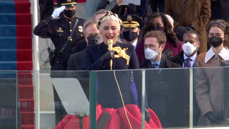 Ca sĩ Lady Gaga dùng chiếc micro vàng trong phần thể hiện Quốc ca Mỹ. (Ảnh: CNN) Ảnh -0