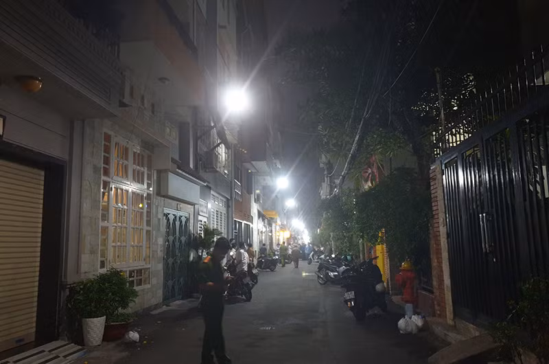Phong tỏa tạm thời con hẻm nơi bệnh nhân tái dương tính cư trú. (Ảnh HCDC)