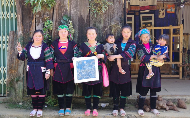 Chị Thào Thị Sung (ngoài cùng bên trái), Tổ trưởng Tổ hợp tác trồng lanh và phát triển sản phẩm thổ cẩm Tả Phìn, Sa Pa, Lào Cai (Ảnh minh họa).