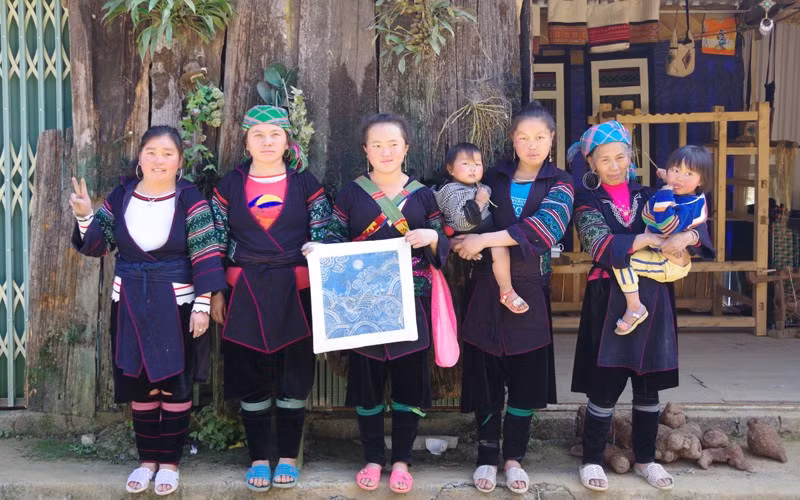 Chị Thào Thị Sung (ngoài cùng bên trái), Tổ trưởng Tổ hợp tác trồng lanh và phát triển sản phẩm thổ cẩm Tả Phìn, Sa Pa, Lào Cai (Ảnh minh họa).