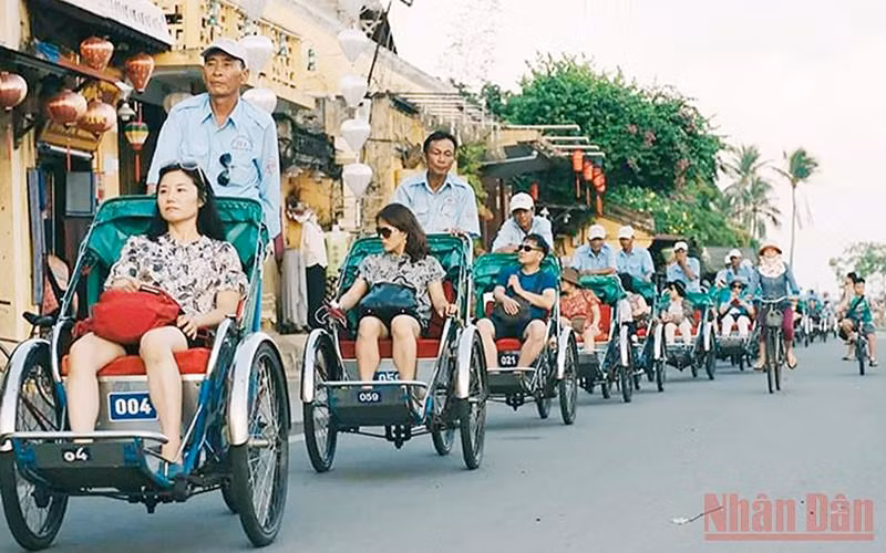 Du khách thăm khu phố cổ Hội An sau 2 năm đóng cửa vì dịch Covid-19.