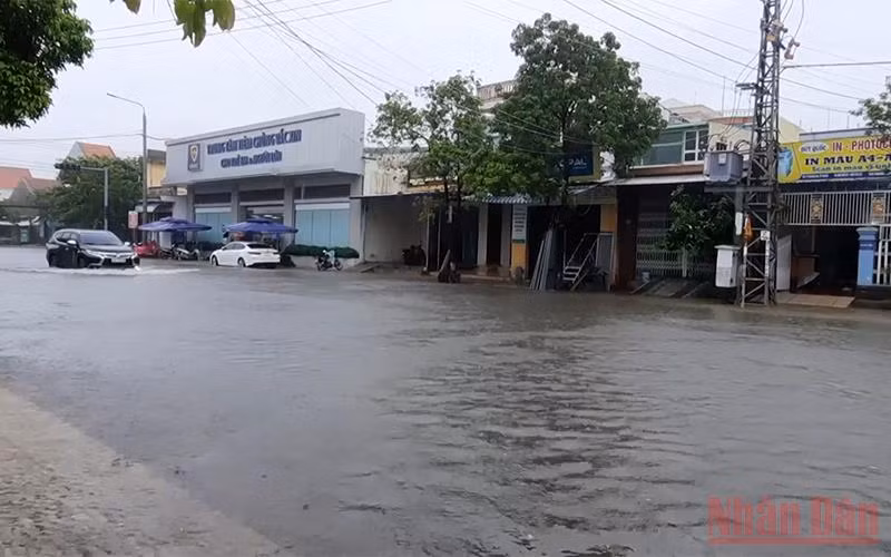 Mưa lớn gây ngập nhiều tuyến đường nội thị TP Tam Kỳ.