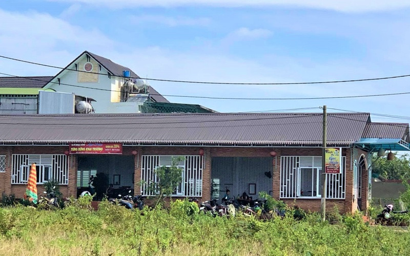 Thửa đất số 368, UBND xã Ea Tam thỏa thuận bán cho gia đình ông Triệu Văn Khai, nhưng năm 2017 đã bán đấu giá cho bà La Thị Danh để làm nhà và mở quán cà-phê. IMG_0711-1612756398672.jpg