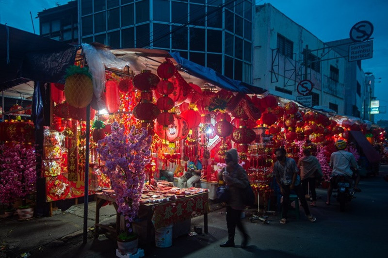 Mua sắm đồ trang trí Tết tại chợ Pancoran ở Jakarta. (Ảnh: Tân Hoa xã) Tet holiday -0