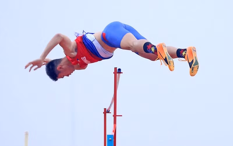 Vận động viên Ernest John Obiena thi đấu nội dung nhảy sào tại SEA Games 31. (Ảnh: INQUIRER.NET) 