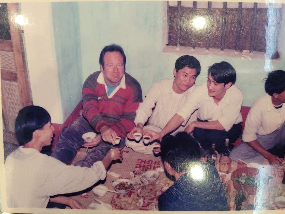 "Ông Tây" Tim mang trong mình chất Nam Bộ đến mức không ngại ngần sà vào một quán ven đường, ăn tô bún mắm bò hóc Trà Vinh hay mua chục bánh tét thay cơm trưa trên những chuyến đi rong ruổi triền miên của mình. Tim McGrath - Người bạn đặc biệt của mảnh đất Chín rồng -0
