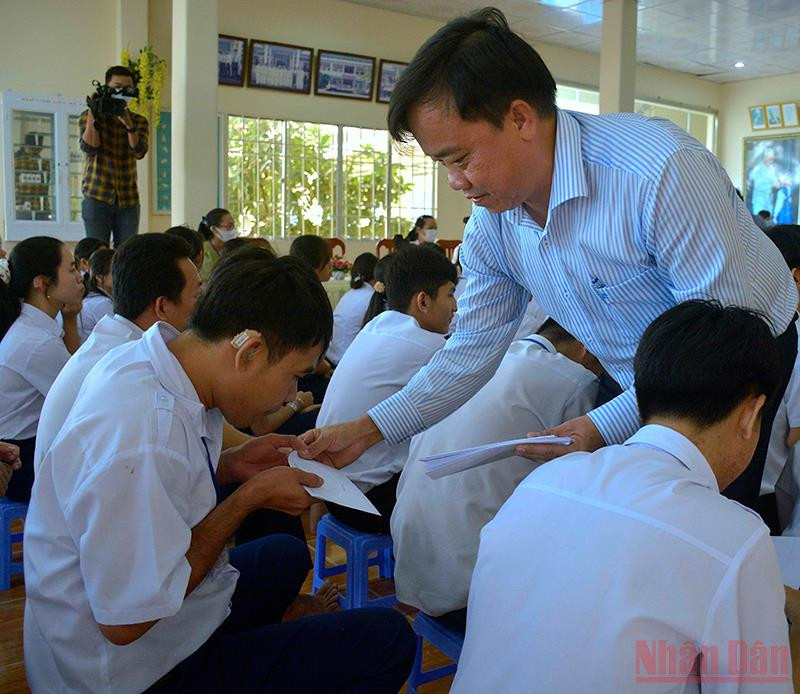 Chủ tịch tỉnh Cà Mau tặng quà cho trẻ em có hoàn cảnh đặc biệt khó khăn tại Trung tâm Hỗ trợ phát triển giáo dục và hòa nhập tỉnh Cà Mau. Cà Mau tặng quà cho trẻ em có hoàn cảnh đặc biệt khó khăn -0