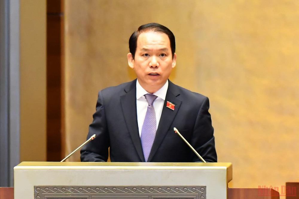 Chủ nhiệm Ủy ban Pháp luật của Quốc hội Hoàng Thanh Tùng trình bày Báo cáo giải trình, tiếp thu, chỉnh lý dự thảo Luật sửa đổi, bổ sung một số điều của Luật Sở hữu trí tuệ. (Ảnh: NGUYÊN LINH) Tiếp tục hoàn thiện quy định pháp luật về phổ biến, sử dụng Quốc kỳ, Quốc huy, Quốc ca -0