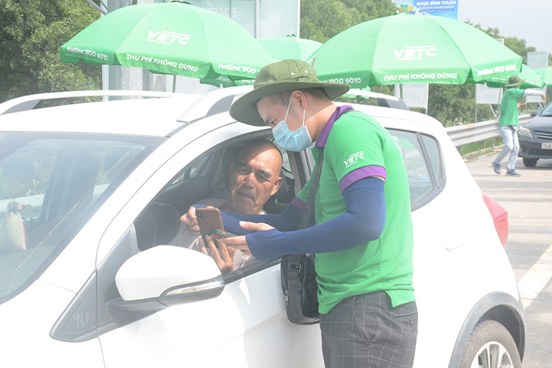 Nhân viên của Công ty VETC hướng dẫn khách hàng dán thẻ và sử dụng app. Cao tốc Hà Nội-Hải Phòng sẵn sàng triển khai ETC -0