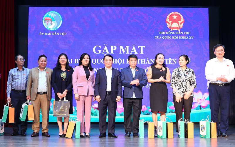 Bộ trưởng, Chủ nhiệm Ủy ban Dân tộc Hầu A Lềnh tặng quà lưu niệm cho các đại biểu Quốc hội là thành viên Hội đồng Dân tộc của Quốc hội tại buổi gặp mặt chiều 31/5.