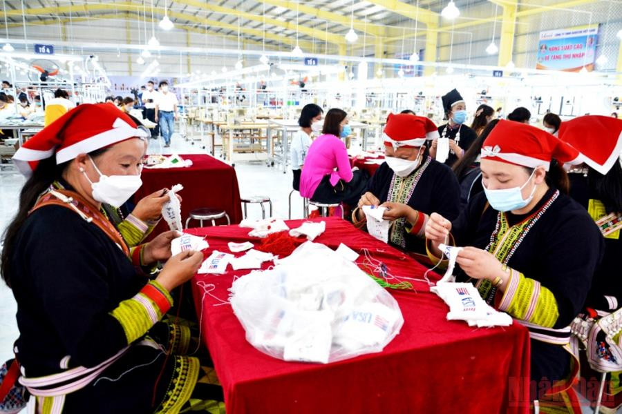 Lao động người dân tộc Dao Đỏ thêu sản phẩm xuất khẩu tại nhà máy. Khánh thành nhà máy may thêu xuất khẩu tại Lào Cai -0