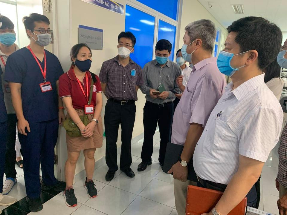 Thứ trưởng Nguyễn Trường Sơn làm việc tại BVĐK Trung ương Quảng Nam. Thứ trưởng Nguyễn Trường Sơn: Quảng Nam cần đẩy nhanh việc xét nghiệm -0