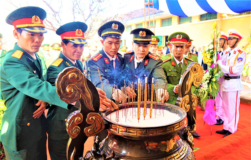 Cán bộ, chiến sĩ các đơn vị lực lượng vũ trang tỉnh thắp hương tưởng nhớ các chiến sĩ cách mạng từng bị bắt, tù đày, hy sinh tại Di tích lịch sử quốc gia đặc biệt Nhà đày Buôn Ma Thuột. Lễ tri ân các chiến sĩ cách mạng bị bắt, tù đày, hy sinh tại Nhà đày Buôn Ma Thuột -0
