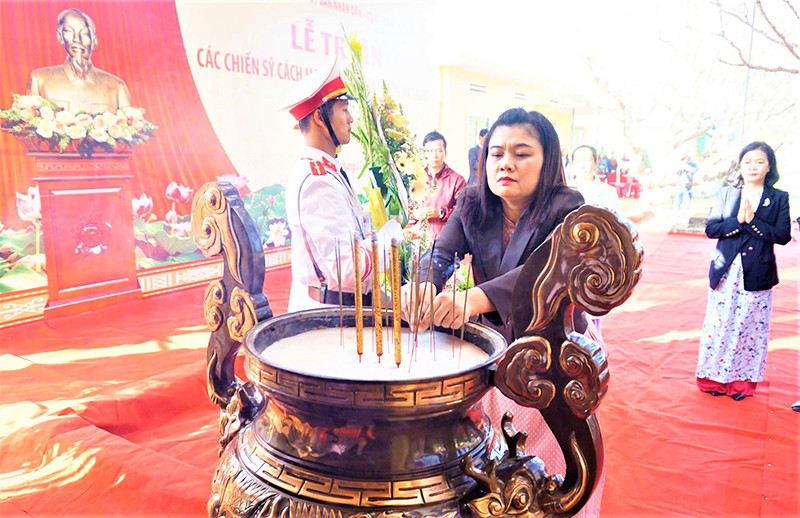 Phó Chủ tịch UBND tỉnh Đắk Lắk H’Yim Kdoh thắp hương tưởng nhớ các chiến sĩ cách mạng từng bị bắt, tù đày, hy sinh tại Di tích lịch sử quốc gia đặc biệt Nhà đày Buôn Ma Thuột. Lễ tri ân các chiến sĩ cách mạng bị bắt, tù đày, hy sinh tại Nhà đày Buôn Ma Thuột -0