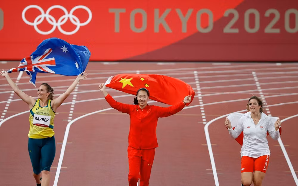 Shiying Liu (giữa) ăn mừng sau khi giành huy chương vàng ném lao nữ. (Ảnh: Reuters)