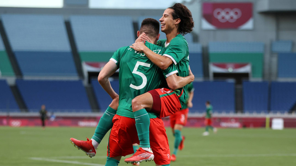 Johan Vasquez ăn mừng khi ghi bàn thắng thứ hai cùng Diego Lainez. (Ảnh: Reuters) Thắng thuyết phục Nhật Bản, Mexico giành Huy chương đồng bóng đá nam -0