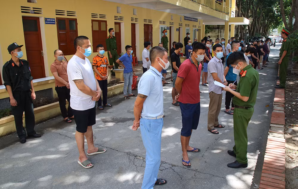 Các đối tượng tại cơ quan công an.