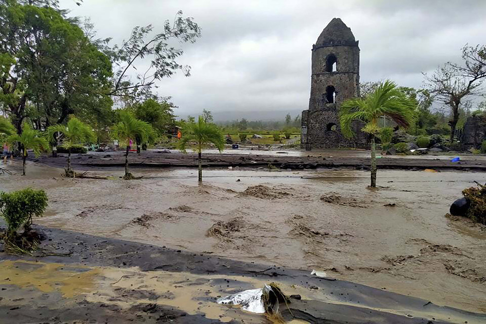Nước lũ tràn vào một điểm đến du lịch tại Daraga, tỉnh Albay. (Ảnh: AP) Philippines hoang tàn sau bão Goni -0