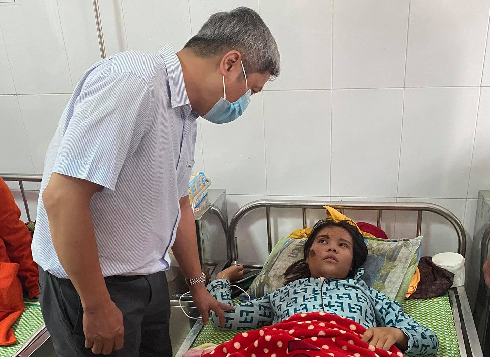 Thứ trưởng yêu cầu tăng cường dinh dưỡng và hỗ trợ tâm lý cho các nạn nhân tại Trà My, Quảng Nam. Thứ trưởng Nguyễn Trường Sơn: Không để dịch bệnh xảy ra tại vùng lũ lụt -0