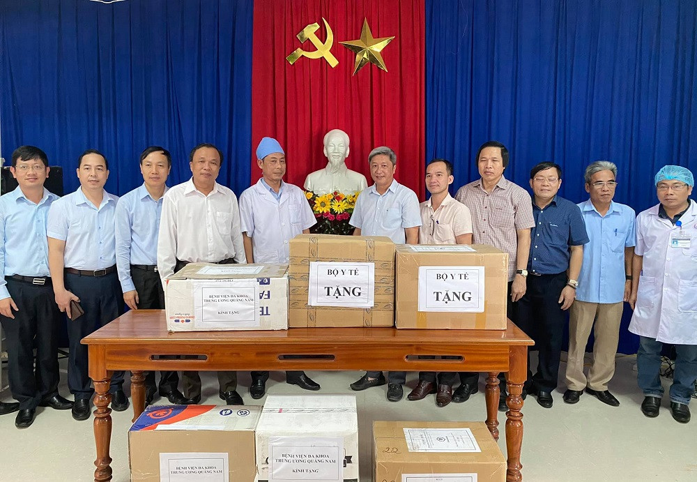 Thứ trưởng Nguyễn Trường Sơn đã tặng ngành y tế Quảng Nam 25 bộ dụng cụ phòng chống bão lụt, 500 nghìn viên xử lý nước Aquatabs. Thứ trưởng Nguyễn Trường Sơn: Không để dịch bệnh xảy ra tại vùng lũ lụt -0