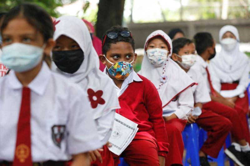 Học sinh chờ tiêm vaccine phòng Covid-19 ở Jakarta, Indonesia, ngày 14/12/2021. (Ảnh: Reuters) Số ca nhiễm Covid-19 tăng 83% ở châu Phi trong tuần qua -0