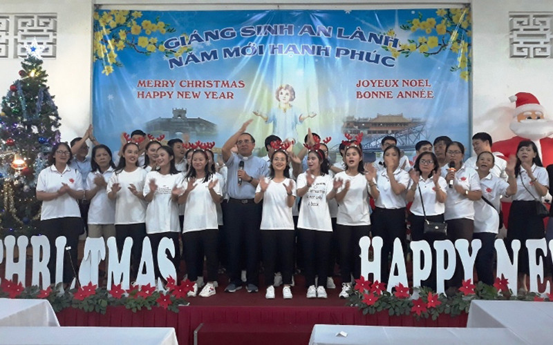 Không khí đón Giáng sinh tại các nhà thờ, nhà nguyện với những ca khúc về Noel ngân vang. Giáng sinh hướng đến người nghèo, hoàn cảnh neo đơn -0