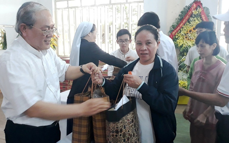 Văn phòng Bác ái xã hội - Caritas Huế thuộc Tổng Giáo phận Huế trao hàng trăm suất quà tặng các hộ nghèo, hoàn cảnh khó khăn trong dịp Giáng sinh. Giáng sinh hướng đến người nghèo, hoàn cảnh neo đơn -0