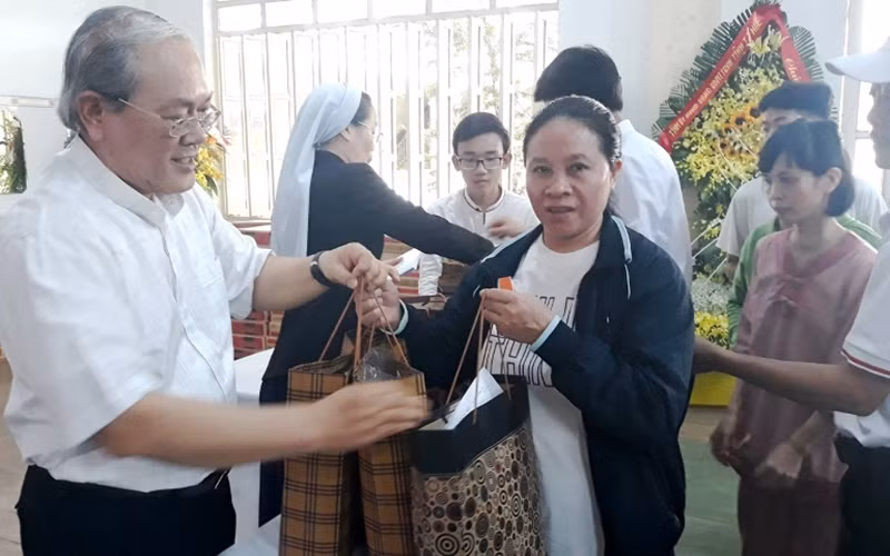 Giáng sinh hướng đến người nghèo, hoàn cảnh neo đơn -0