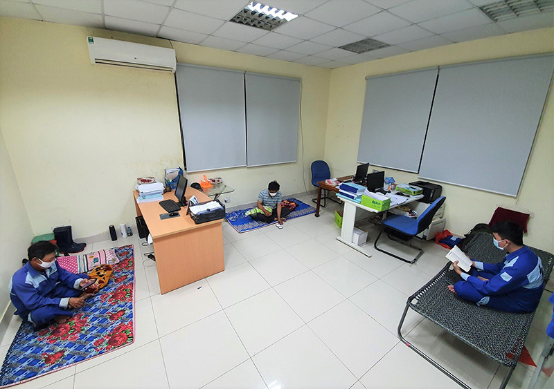 Công nhân Công ty Cổ phần Dịch vụ Sonadezi nghỉ ngơi sau giờ làm việc tại nhà máy. Nhiều doanh nghiệp ở Đồng Nai áp dụng “ba tại chỗ” -0