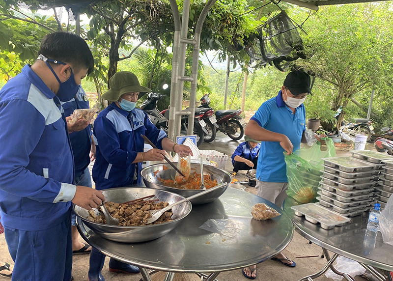Chuẩn bị bữa ăn cho công nhân ở lại nhà máy tại Công ty Cổ phần Dịch vụ Sonadezi. Nhiều doanh nghiệp ở Đồng Nai áp dụng “ba tại chỗ” -0
