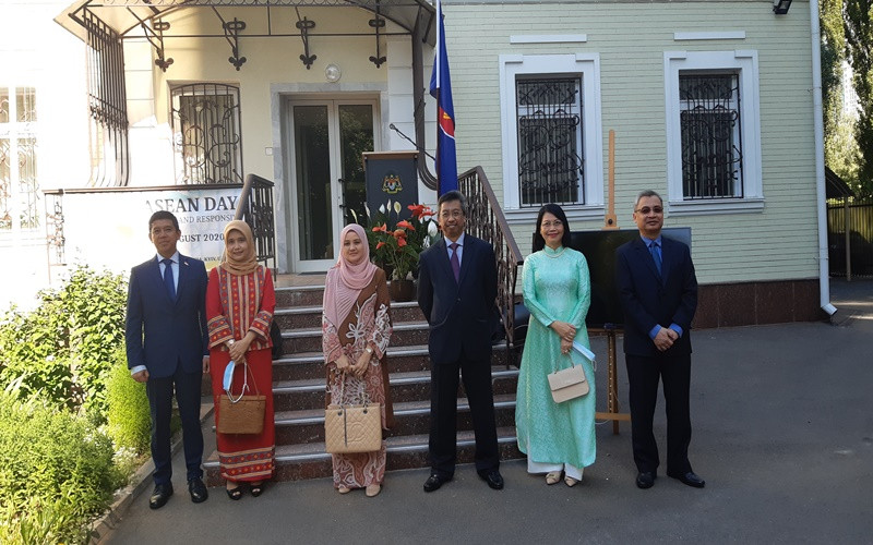 Đại sứ và phu nhân các nước ASEAN tại Ukraine mừng ngày thành lập khối.