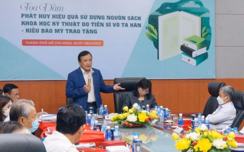 Ông Phùng Công Dũng, Chủ nhiệm Ủy ban về Người Việt Nam ở nước ngoài Thành phố Hồ Chí Minh phát biểu chủ trì buổi Tọa đàm.