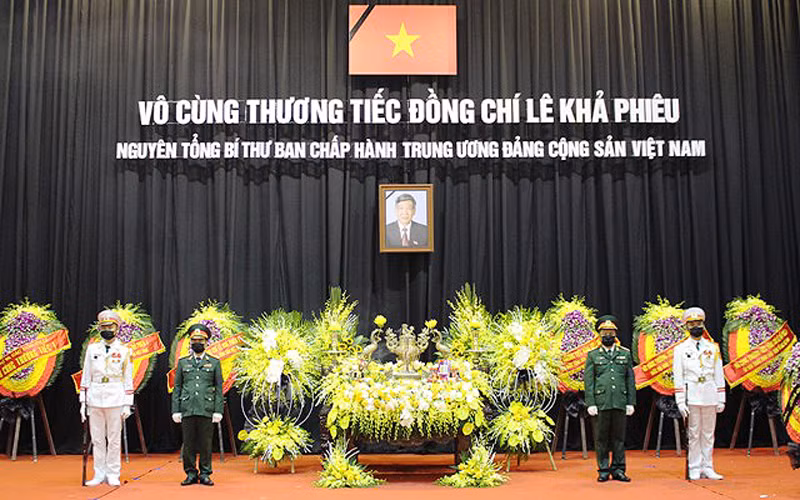 Quân lễ thường trực bên nguyên Tổng bí thư Lê Khả Phiêu.