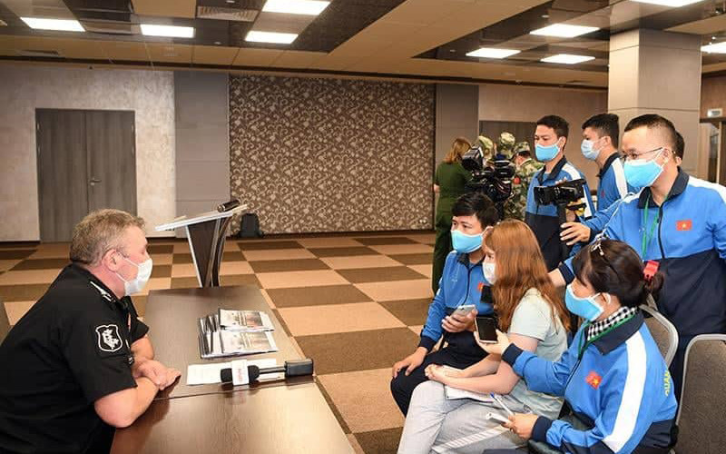 Đại tá Oleg Youshkov trả lời phỏng vấn phóng viên đoàn Việt Nam dự hội thao. Phía Nga họp báo thông tin về Army Games 2020 -0