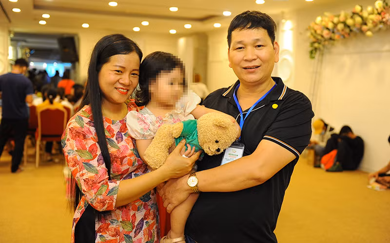 Hạnh phúc vỡ òa của những cặp vợ chồng hiếm muộn -0