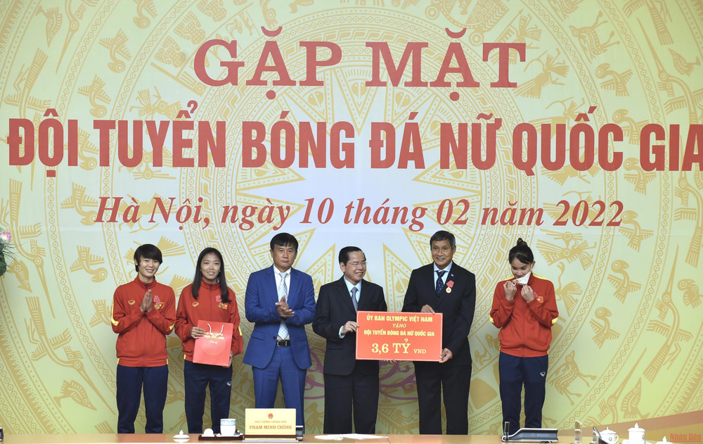 Ông Lê Kiểm, Phó Chủ tịch Ủy ban Olympic Việt Nam trao phần thưởng cho đội tuyển. Thủ tướng Chính phủ gặp mặt Đội tuyển bóng đá nữ quốc gia -0