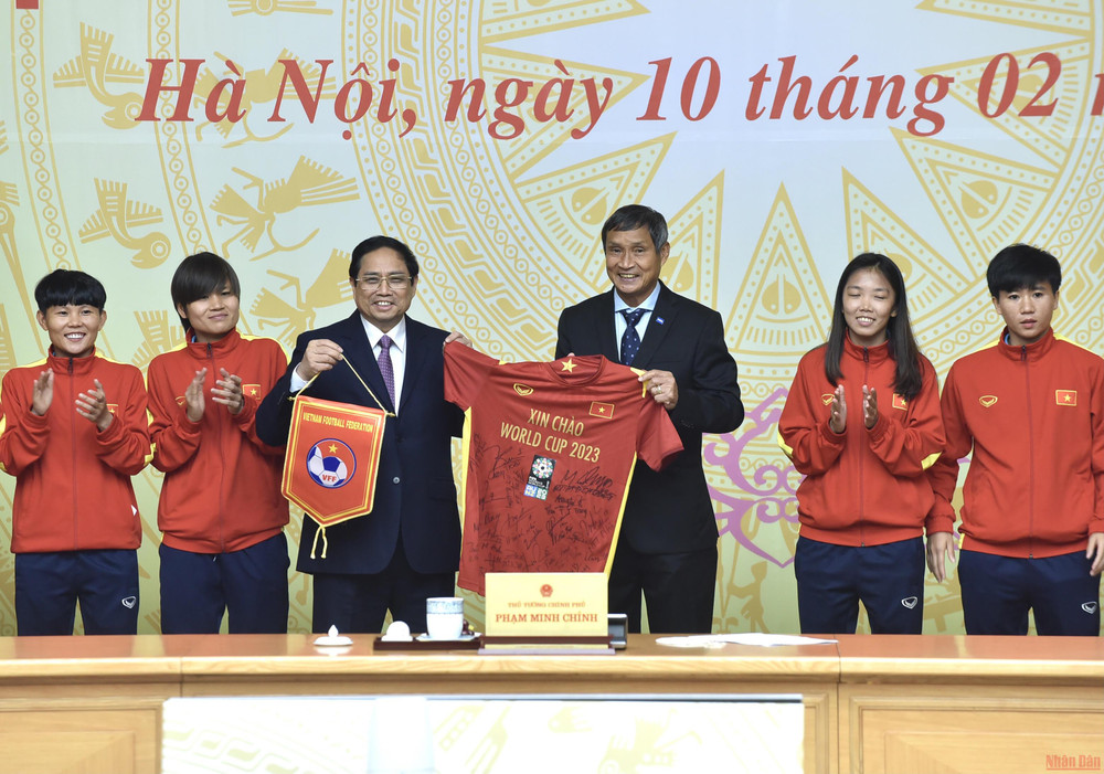 Huấn luyện viên Mai Đức Chung và các cầu thủ đội tuyển nữ Việt Nam tặng quà lưu niệm cho Thủ tướng Phạm Minh Chính. Thủ tướng Chính phủ gặp mặt Đội tuyển bóng đá nữ quốc gia -0