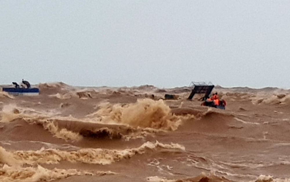 Ghe cứu nạn đang tiến gần tới vị trí tàu Vietship 01. Sáng nay tiếp tục cứu tám thuyền viên trên tàu Vietship 01 -0