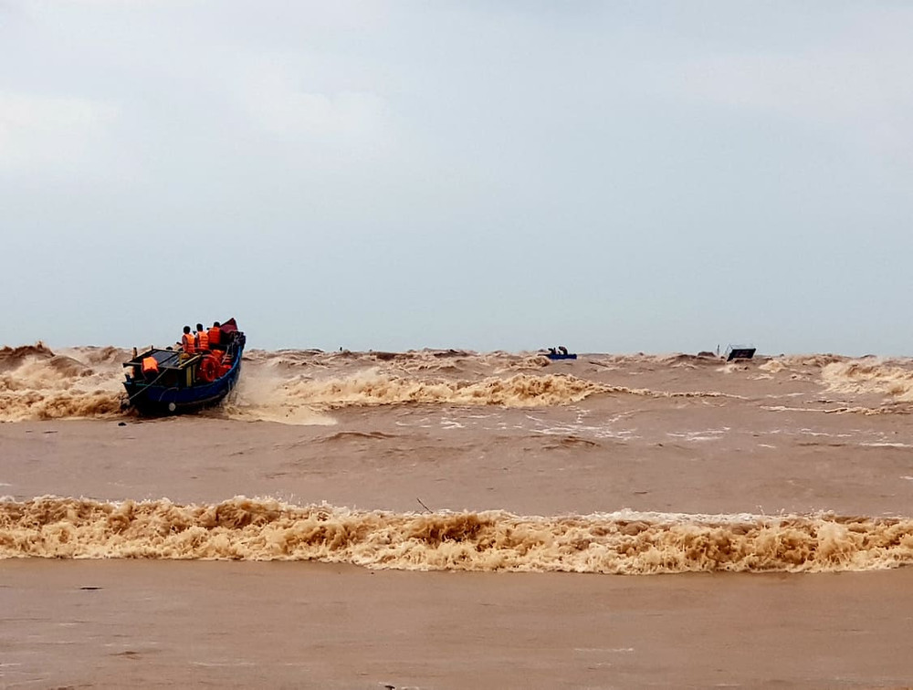 Tàu cứu hộ chuẩn bị tiếp cận tàu Vietship 01 quăng dây, đề nghị các thuyền viên trên tàu chú ý bắt dây. Sáng nay tiếp tục cứu tám thuyền viên trên tàu Vietship 01 -0