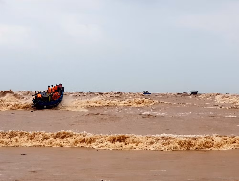 Sáng nay tiếp tục cứu tám thuyền viên trên tàu Vietship 01 -0