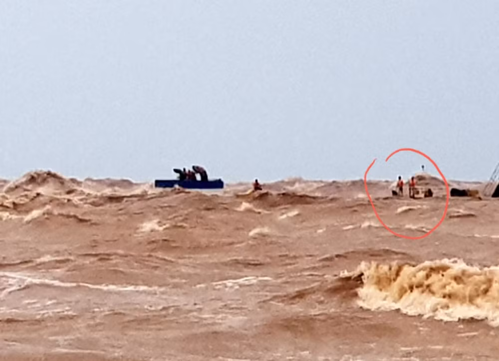 Dốc sức cứu hàng chục người mắc kẹt trên tàu bị chìm ở biển Quảng Trị -0