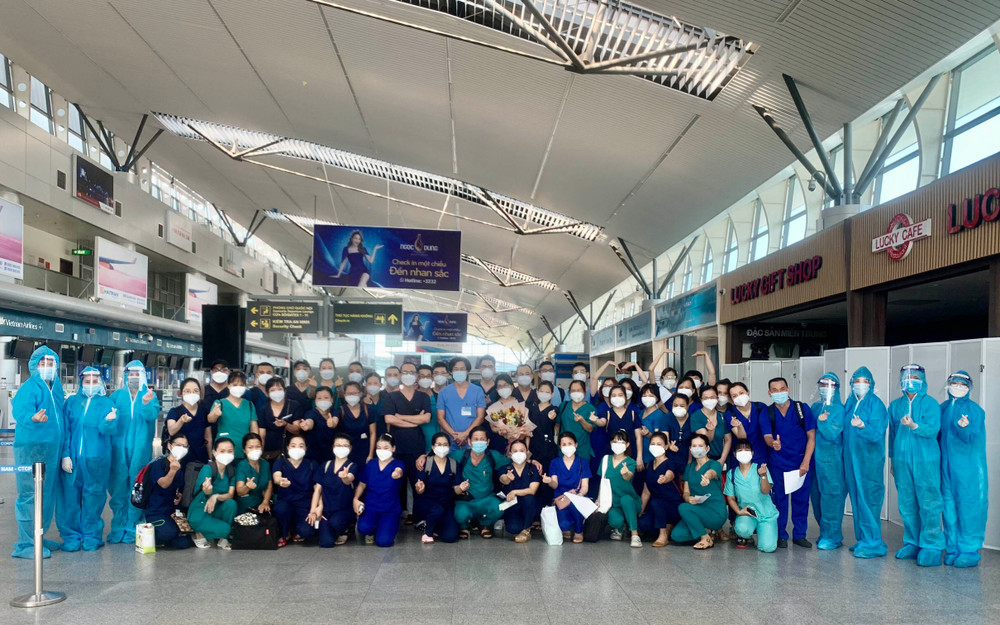 Đoàn y, bác sĩ Đà Nẵng tiếp sức cho Hồ Chí Minh chống dịch. (Ảnh: VNA cung cấp)