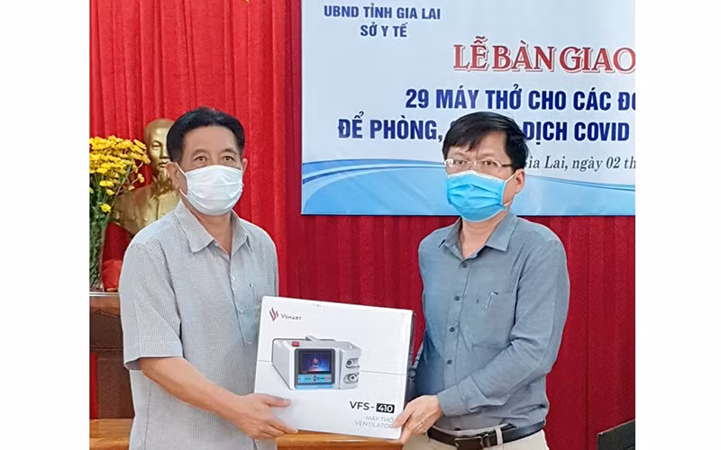 Đại diện Sở Y tế Gia Lai trao máy thở cho đại diện Trung tâm Y tế huyện Chư Păh.  