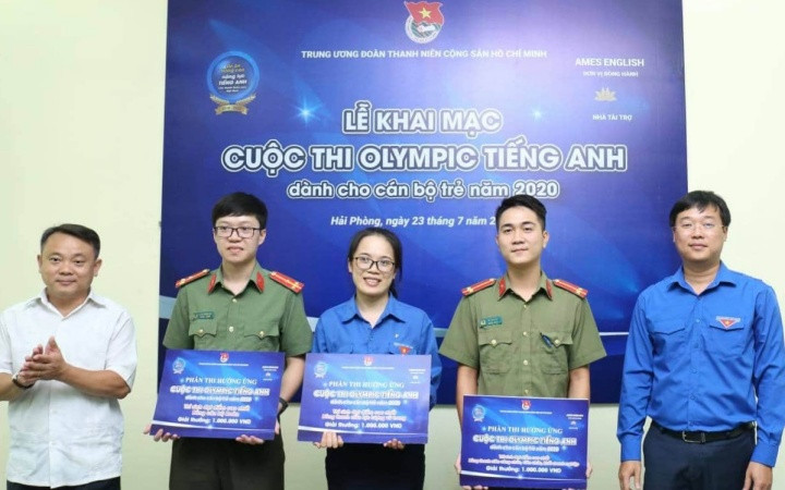 Đồng chí Lê Quốc Phong (ngoài cùng bên phải) trao giải hưởng ứng tặng các thí sinh xuất sắc. Olympic3-1595475567892.jpg