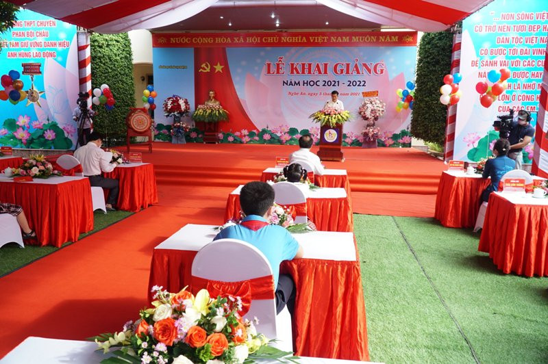 Đại diện lãnh đạo tỉnh Nghệ An và học sinh dự lễ khai giảng năm học mới tại Trường THPT chuyên Phan Bội Châu. (Ảnh: Hồ Lài) Độc đáo lễ khai giảng khó quên của học sinh cả nước trong giãn cách -0