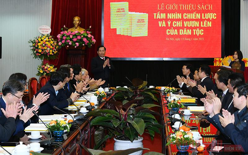 Các đại biểu tham dự buổi lễ. Báo Nhân Dân ra mắt sách “Tầm nhìn chiến lược và ý chí vươn lên của dân tộc” -0