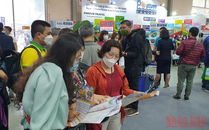 Khách hàng tìm hiểu các tour của SaigonTourist (Ảnh: Trang Linh) VITM 2022: Cơ hội để du lịch có bứt phá mới, đẳng cấp mới trong phát triển -0