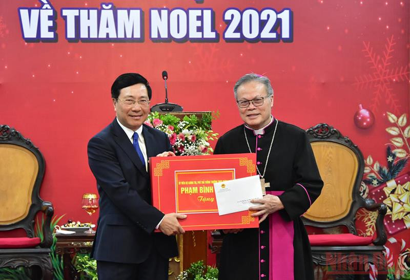 Phó Thủ tướng Thường trực Chính phủ Phạm Bình Minh tặng quà Giáng sinh đến Tổng Giám mục Nguyễn Chí Linh. Phó Thủ tướng Phạm Bình Minh chúc mừng lễ Giáng sinh Tổng Giám mục Tổng Giáo phận Huế -0