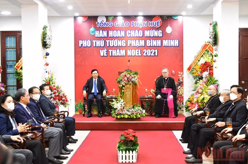 Phó Thủ tướng Phạm Bình Minh cùng các thành viên trong đoàn công tác và lãnh đạo tỉnh Thừa Thiên Huế thăm, chúc mừng lễ Giáng sinh tại Tòa Tổng Giám mục Giáo phận Huế.